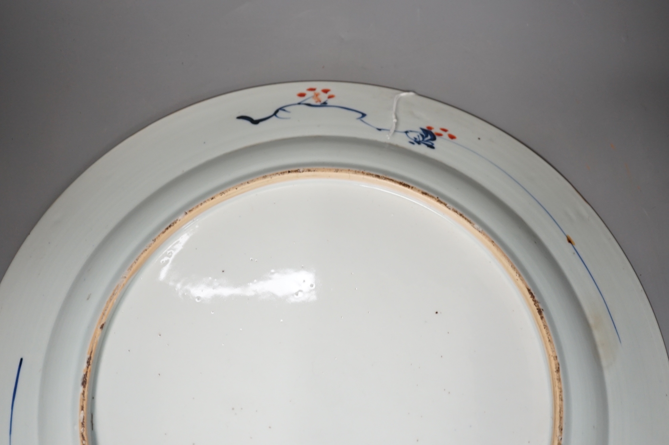 A large Chinese Imari charger, c. 1740, 41cm wide